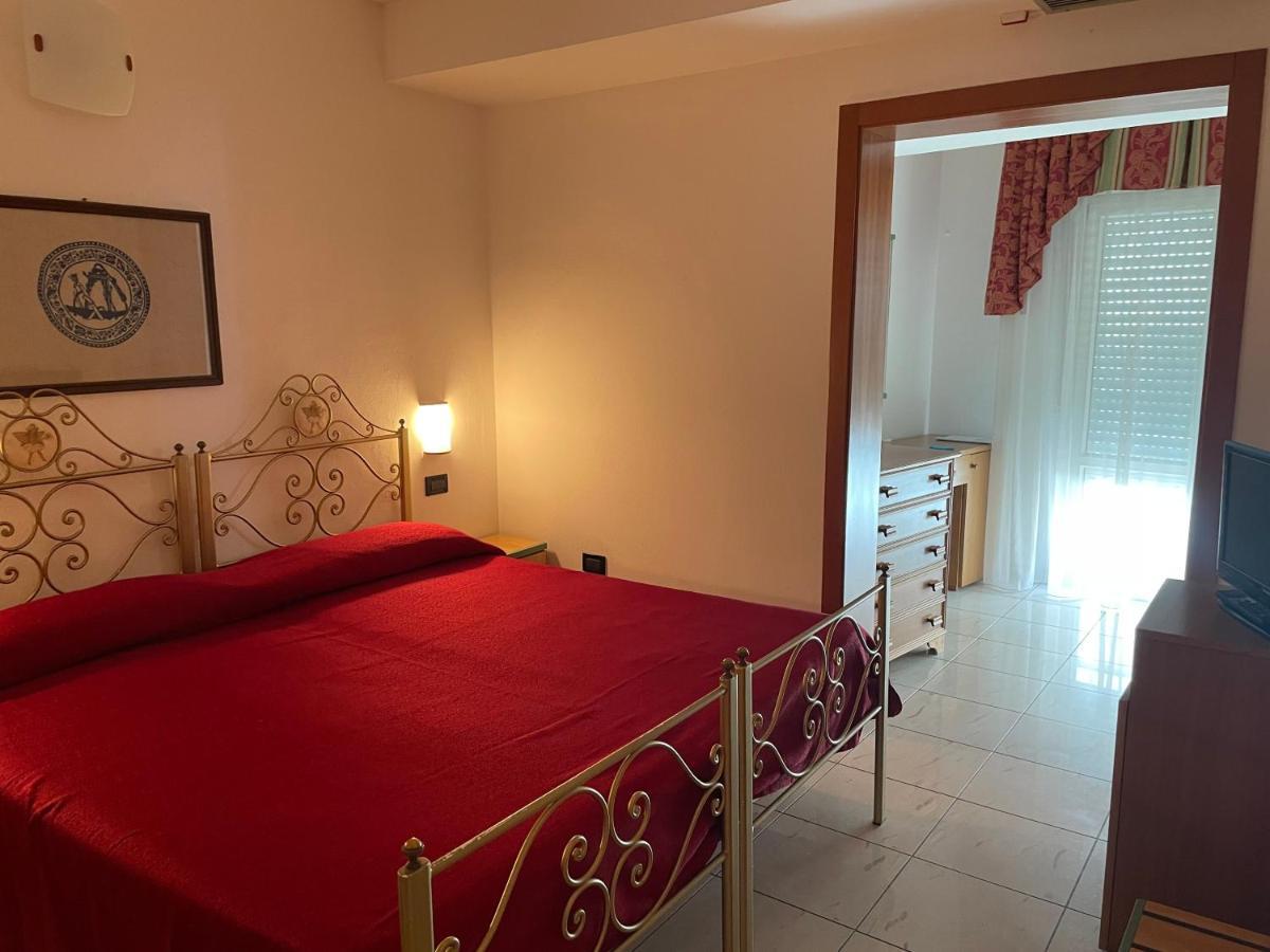 Hotel Bristol Белариа-Игеа Марина Екстериор снимка