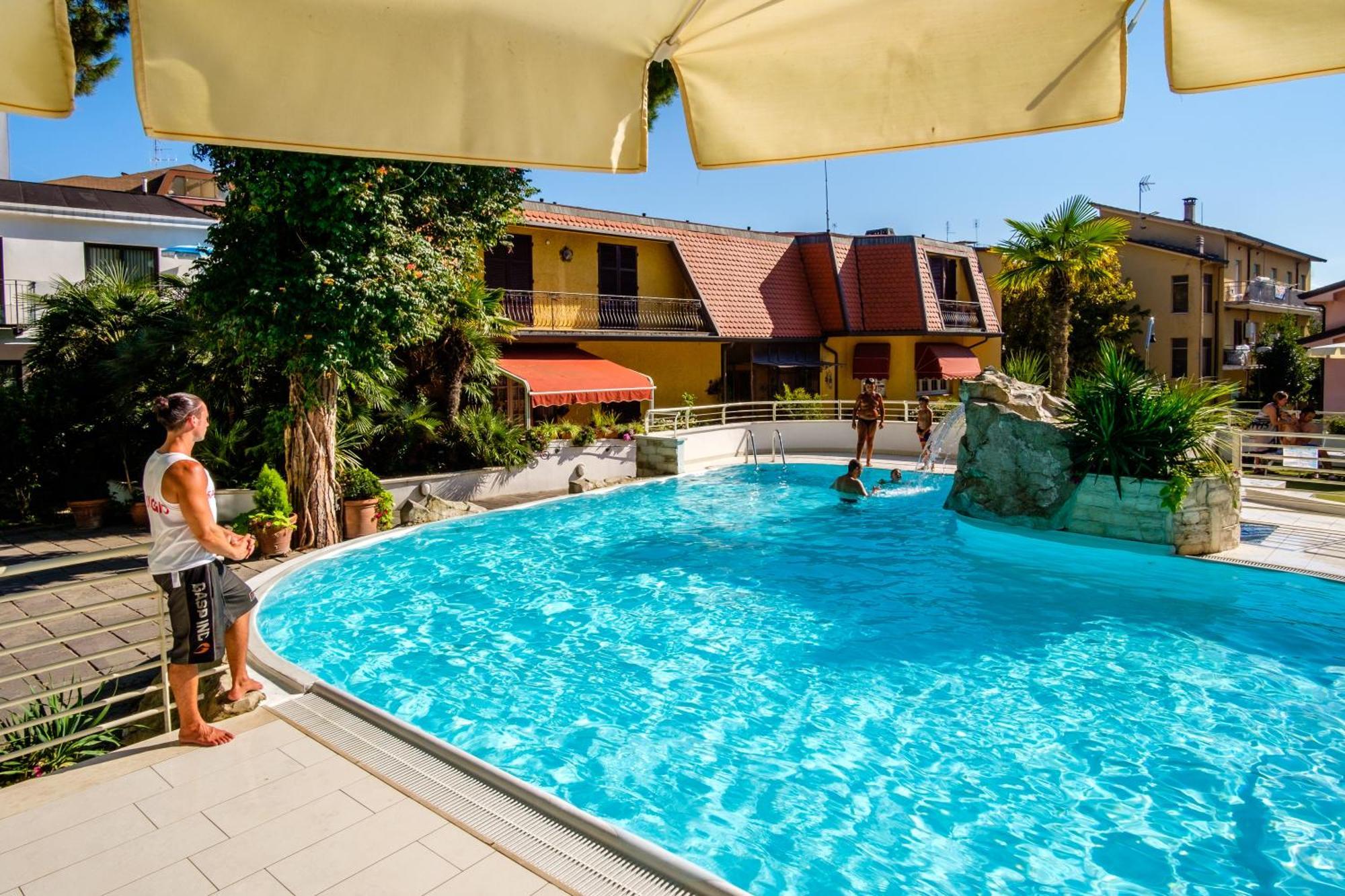 Hotel Bristol Белариа-Игеа Марина Екстериор снимка