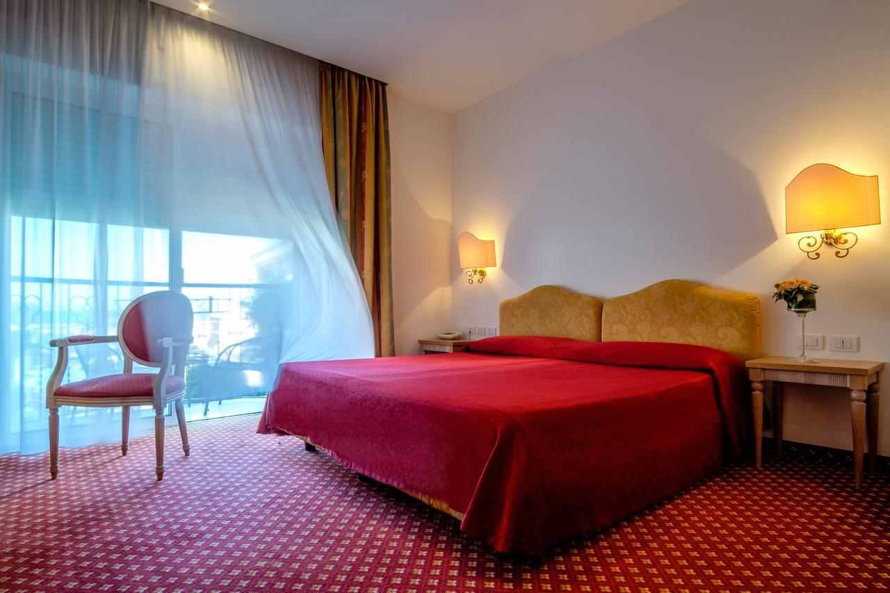 Hotel Bristol Белариа-Игеа Марина Екстериор снимка