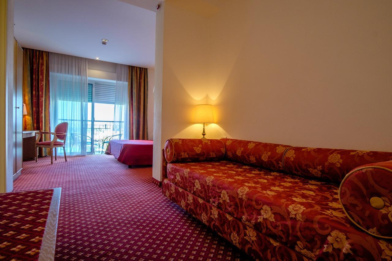 Hotel Bristol Белариа-Игеа Марина Екстериор снимка